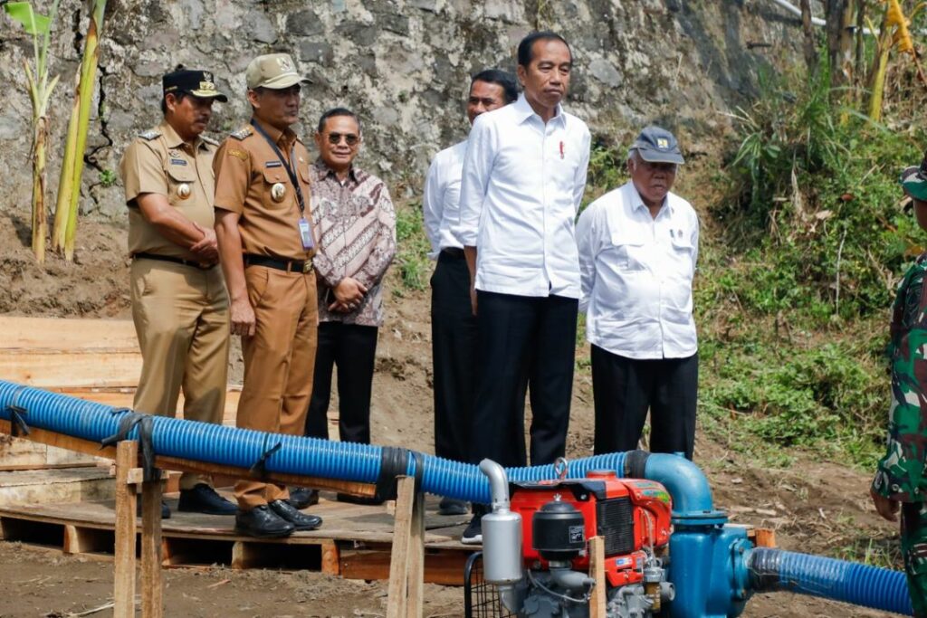 Jokowi dan Pj Gubernur Jateng Tinjau Bantuan Pompa Air di Karanganyar, Produktivitas Petani Meningkat