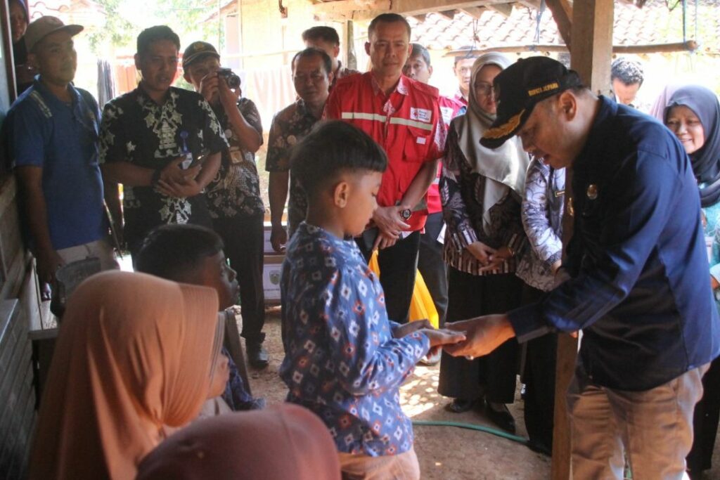 Pj Bupati Jepara Serahkan Bantuan untuk Korban Kecelakaan Bus SD Negeri 01 Banjaran