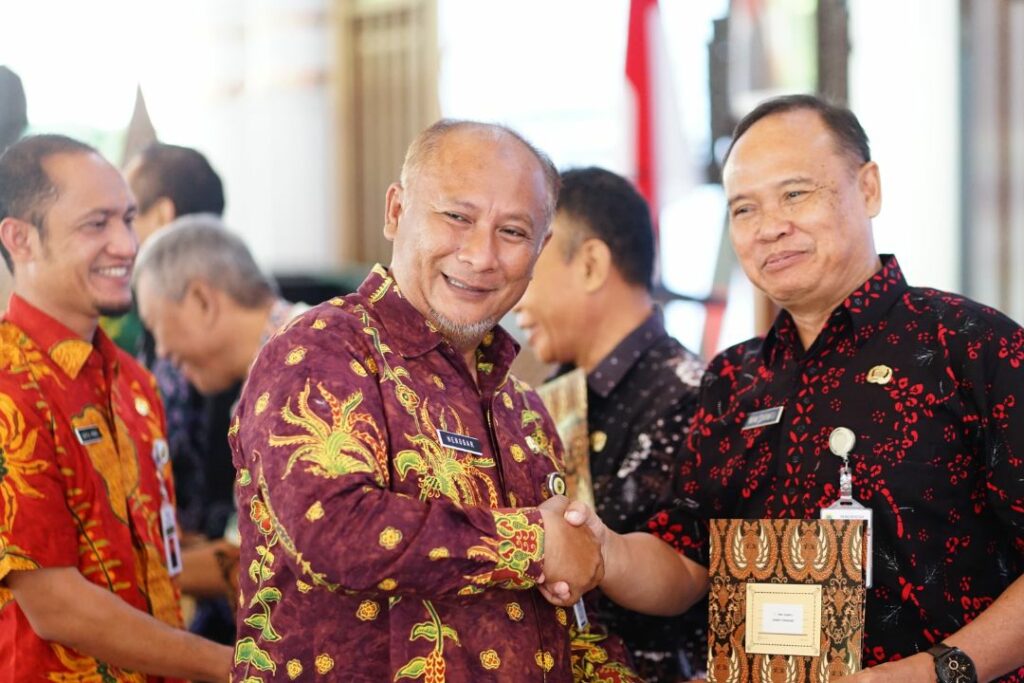 Pj Bupati Pati Serahkan SK Pensiun kepada 131 ASN di Pendopo Kabupaten