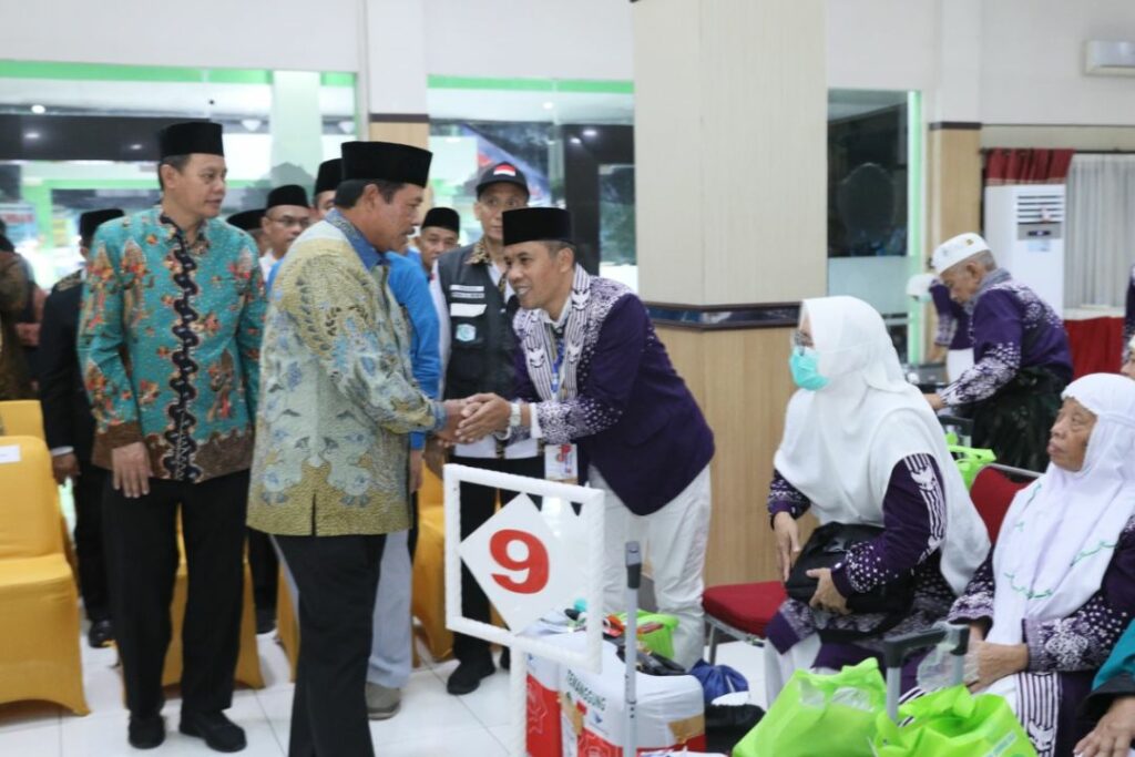 Pj Gubernur Jateng Sambut Kepulangan Kloter Pertama Jemaah Haji Embarkasi Solo