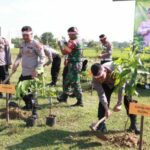 Polres Blora Tanam Ribuan Bibit Pohon dalam Peringatan Hari Bhayangkara ke-78