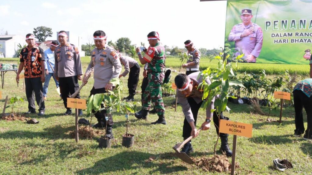 Polres Blora Tanam Ribuan Bibit Pohon dalam Peringatan Hari Bhayangkara ke-78