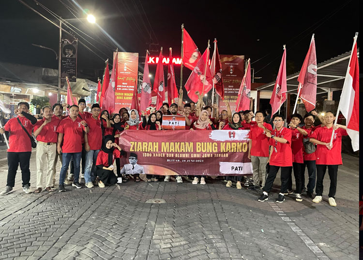 1500 Alumni & Kader GMNI se-Jateng Ziarah ke Makam Bung Karno