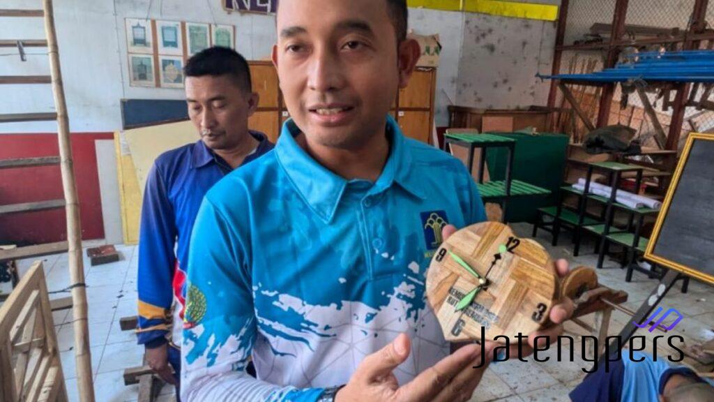 94 Warga Binaan Ciptakan Souvenir Unik dari Limbah Kayu