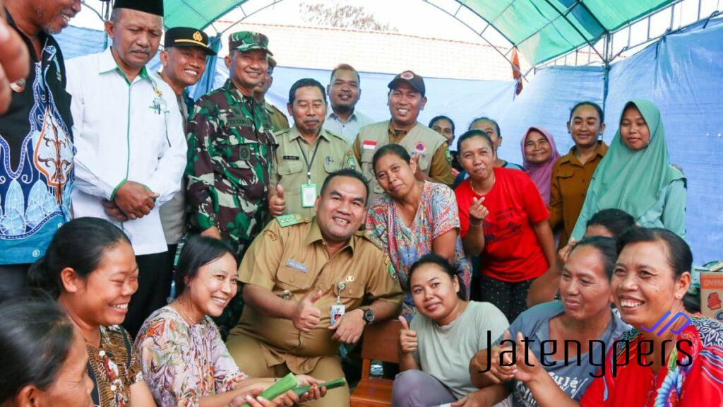 Bupati Blora Serahkan Bantuan Tunai dan Perlengkapan Harian kepada Korban Kebakaran di Randublatung