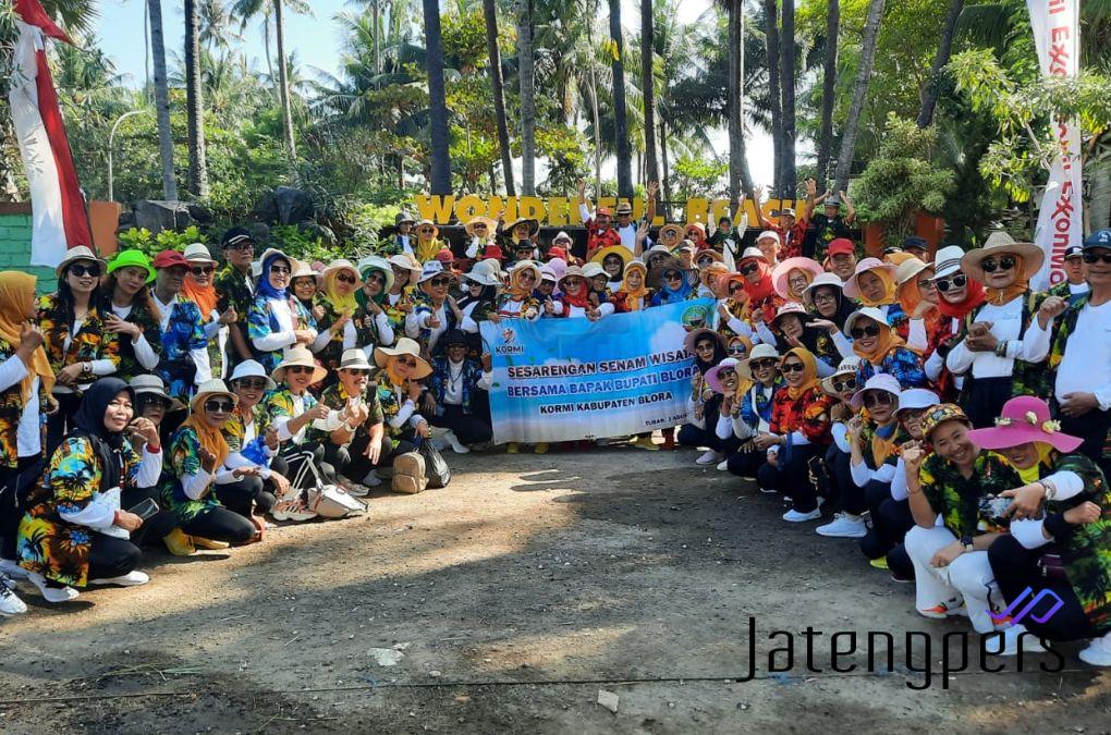 Ketua Tim Penggerak PKK Blora Apresiasi Senam Wisata KORMI di Pantai Kelapa Tuban