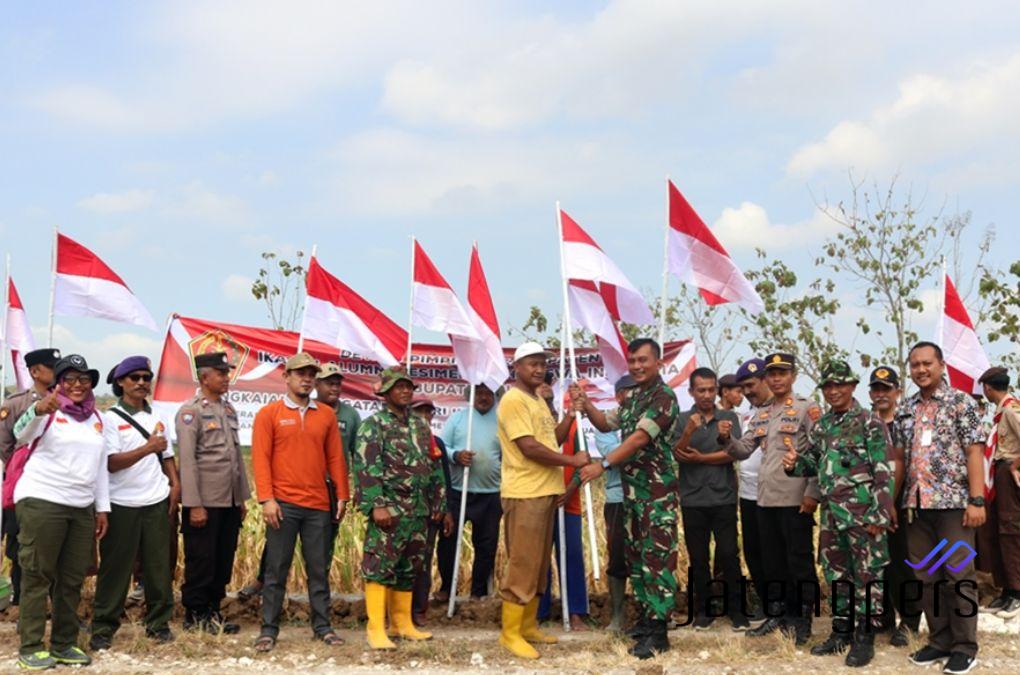 Peringatan HUT ke-79 RI, IARMI Blora Salurkan Bantuan Air Bersih dan Bendera di Bogorejo