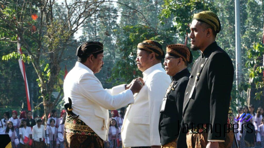 Pj Bupati Pati Sujarwanto Terima Satyalancana Karya Satya XXX dari Presiden