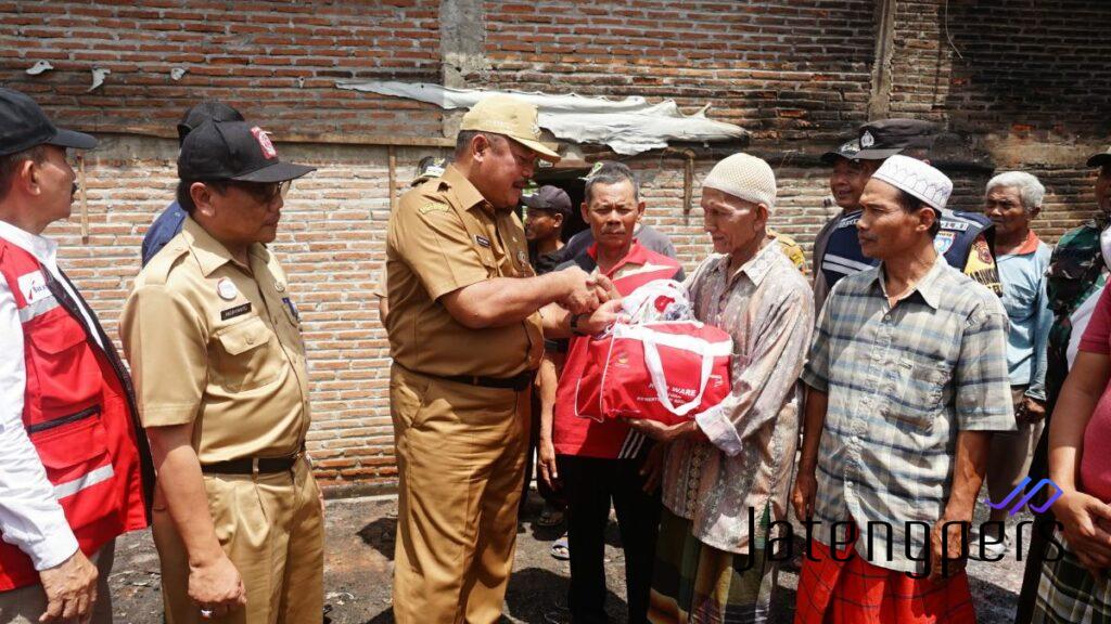 Pj Bupati Pati Turun Langsung Bantu Korban Kebakaran, Ajak Warga Waspada Musim Kemarau