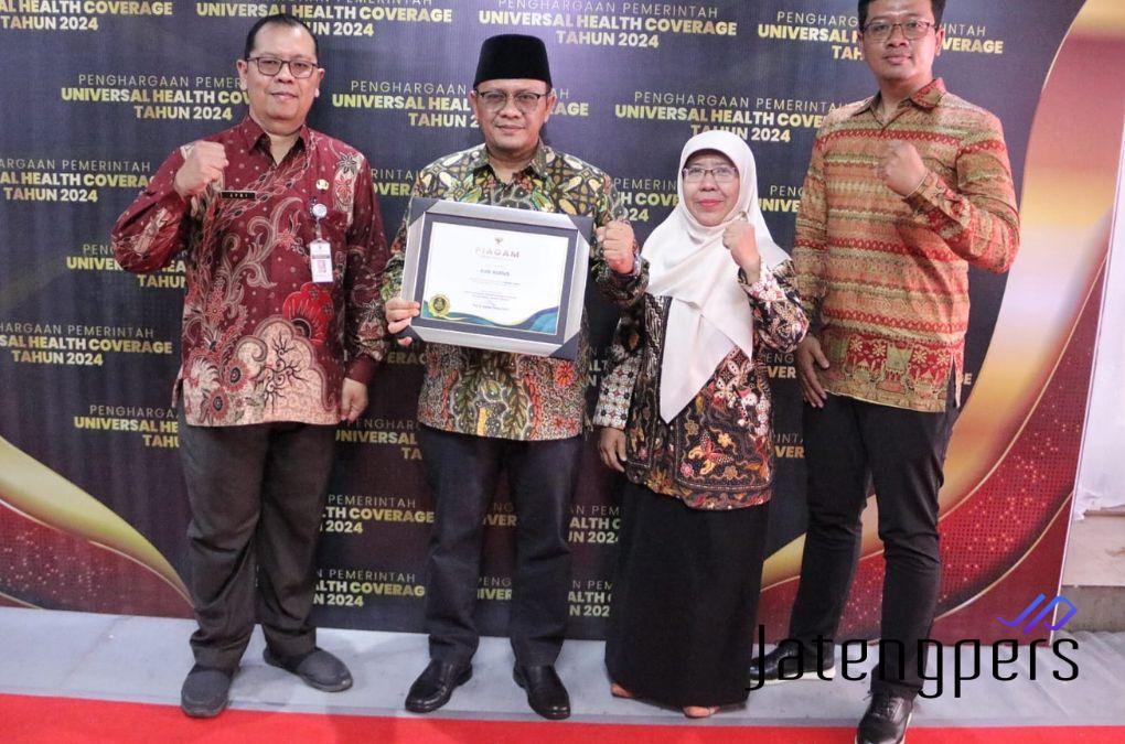 Pj. Bupati Kudus Terima Penghargaan UHC Madya