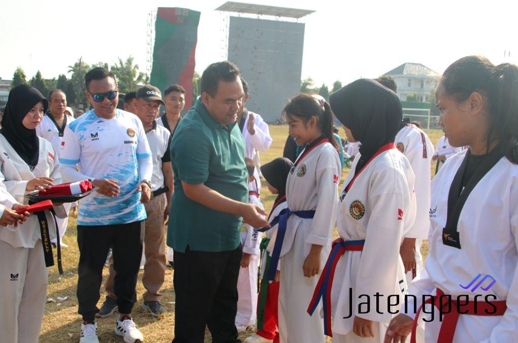 Ratusan Atlet Taekwondo Blora Terima Sabuk dan Ikuti Latihan Gabungan di Lapangan Kridosono