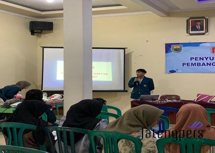 Mahasiswa KKN UNDIP Sosialisikan Dunia Kampus di Mangunharjo