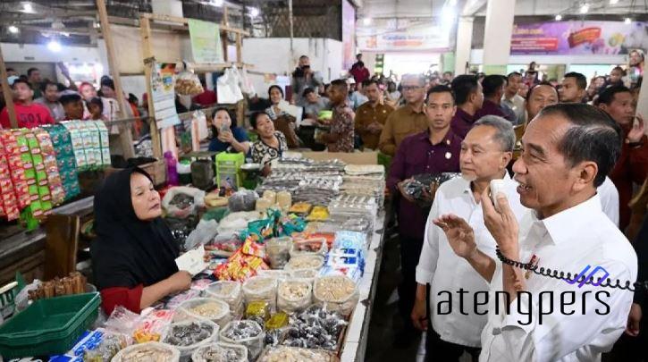 Jokowi Kembali Gunakan Megafon saat Pamit ke Warga di Deli Serdang