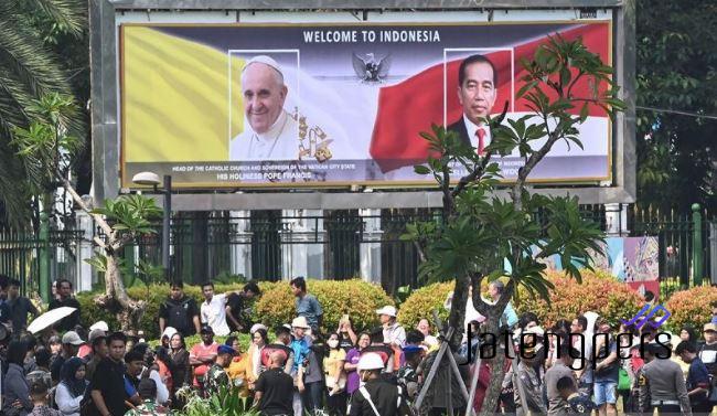 Jokowi Kenalkan Presiden Terpilih Prabowo kepada Paus Fransiskus