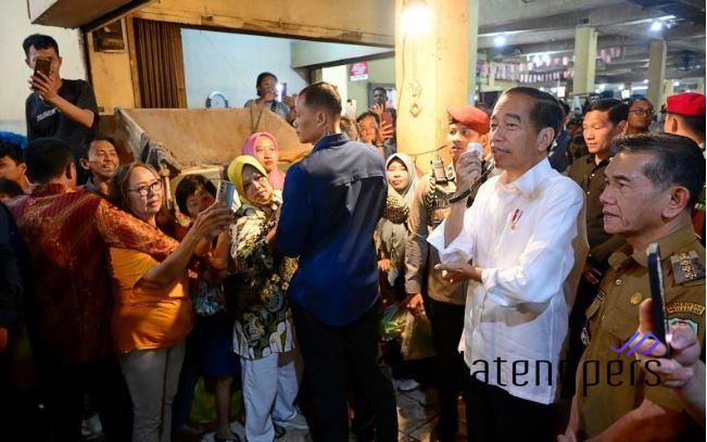 Jokowi Tinjau Harga dan Berpamitan ke Rakyat di Pasar Pontianak