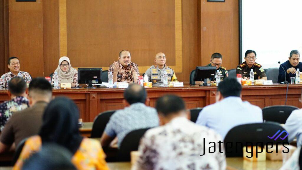 Pj Bupati Pati Sujarwanto Dwiatmoko Pimpin Rapat Koordinasi Antisipasi Konflik Jelang Pilkada 2024