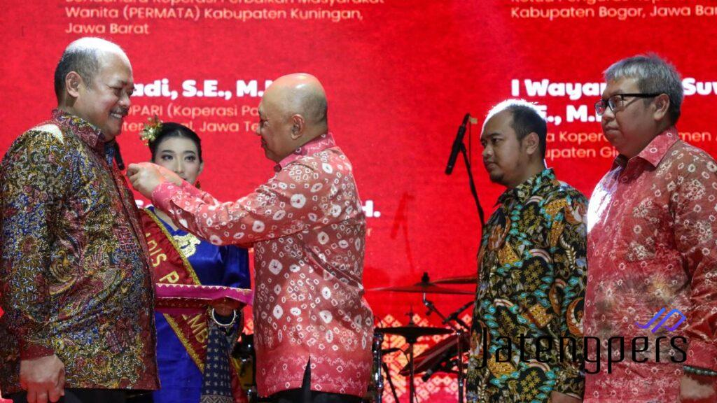 Pj Bupati Pati Sujarwanto Dwiatmoko Raih Penghargaan Bakti Koperasi dan UKM 2024