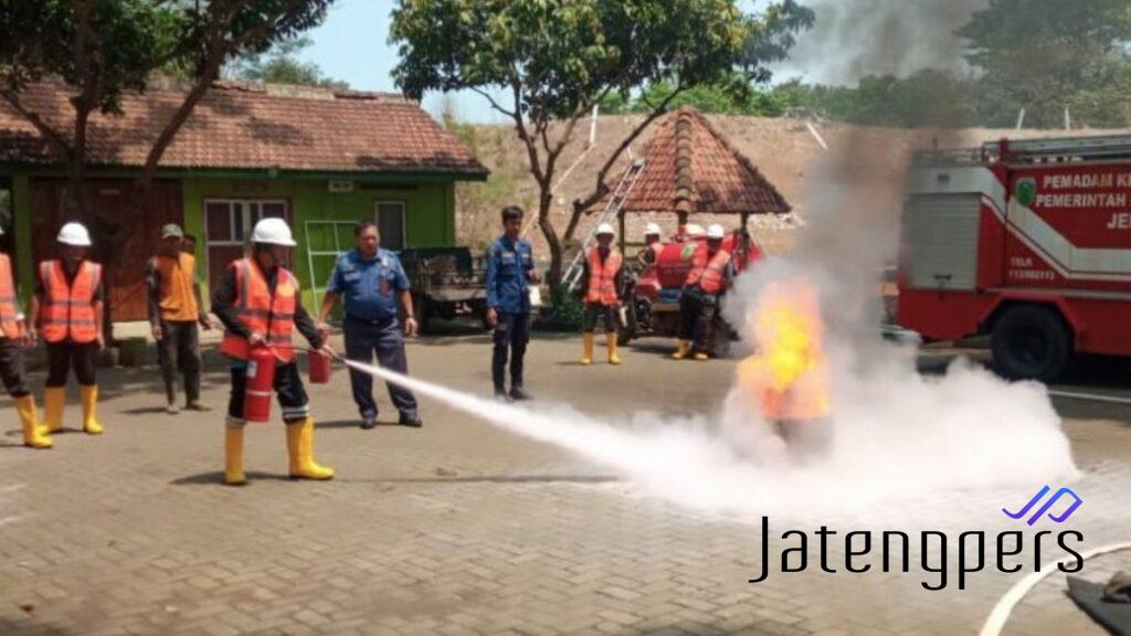 Cegah Kebakaran di TPA Bandengan, Dinas Lingkungan Hidup Jepara Gelar Latihan Pemadaman