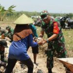 Kerja Keras Bersama, Dandim 0721/Blora Berbaur dengan Satgas dan Warga Sidomulyo