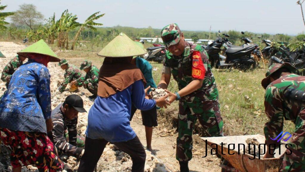 Kerja Keras Bersama, Dandim 0721/Blora Berbaur dengan Satgas dan Warga Sidomulyo