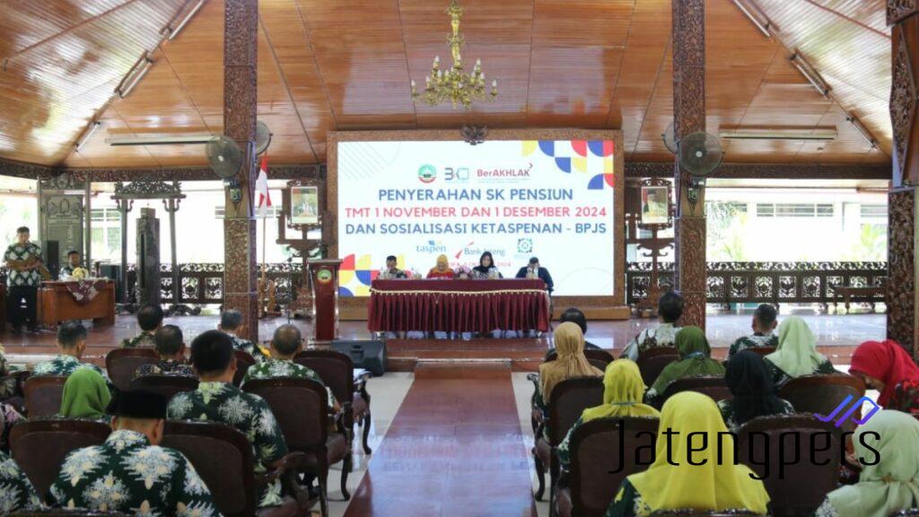 Pemkab Blora Serahkan SK Pensiun kepada 55 PNS yang Akan Purna Tugas