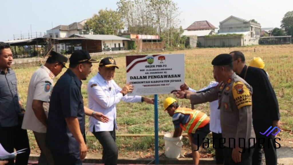 Pemkab Jepara Pasang Plang di Lahan Sawah dan Pabrik Asbes yang Nunggak Pajak