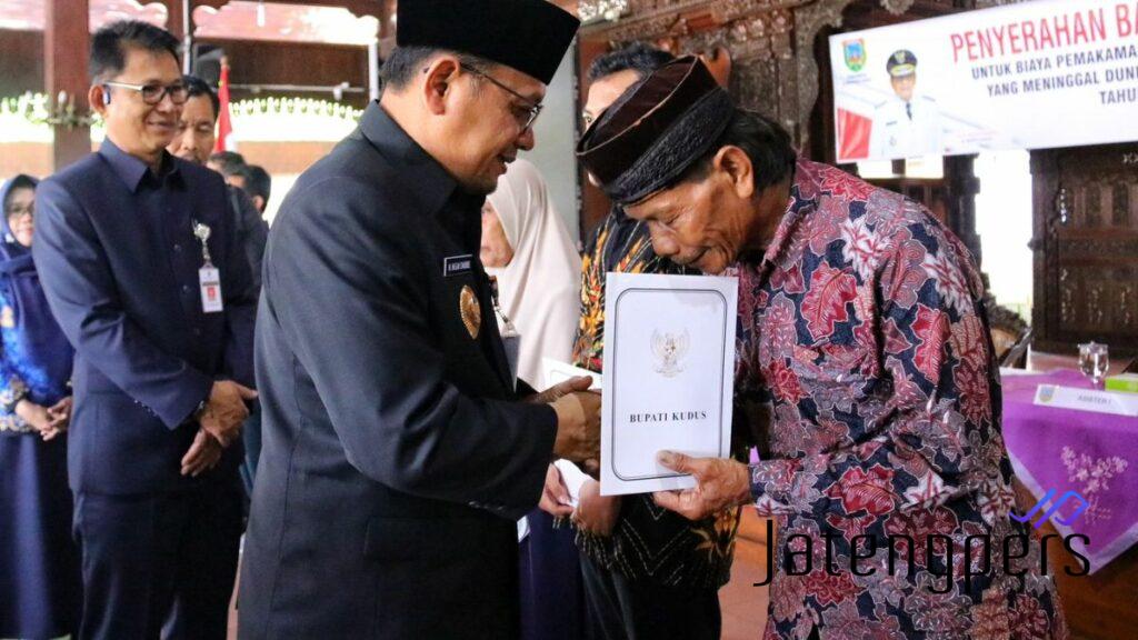 Pj Bupati Kudus dan Dinsos Salurkan Bantuan Pemakaman untuk 1.013 Warga Miskin