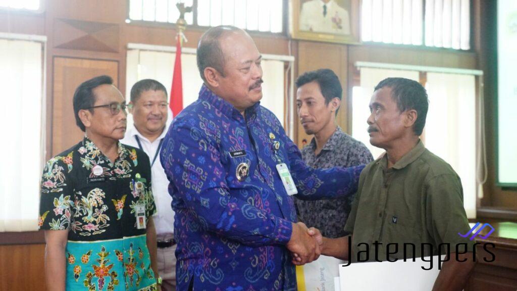 Pj Bupati Pati Serahkan Santunan Kematian Tahap III kepada 200 Keluarga Prasejahtera