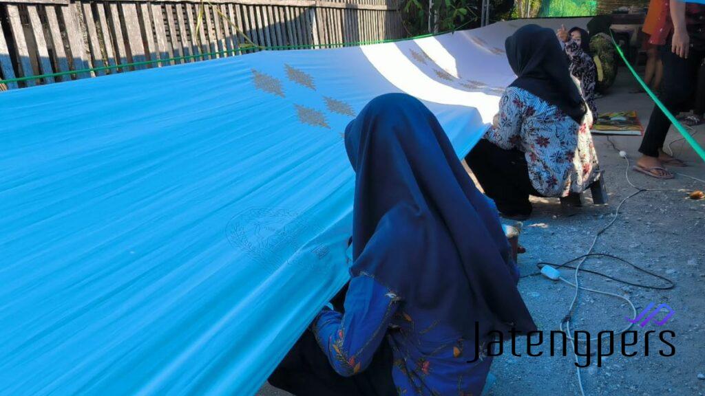 Semarak Hari Batik Nasional, Blora Gelar Aksi Membatik Kain Sepanjang 15 Meter