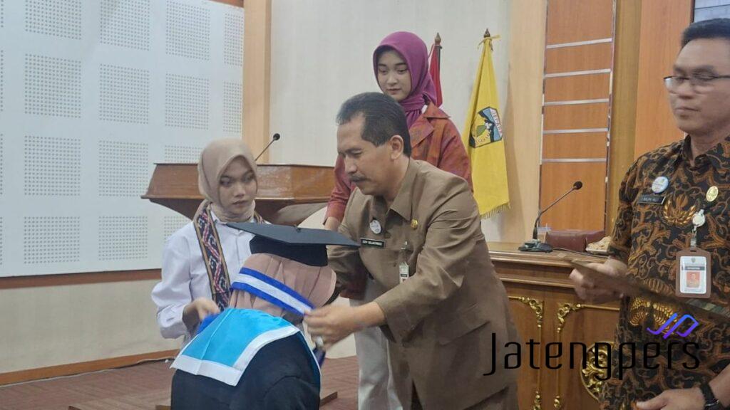 Lulusan Sekolah Lansia di Jepara Capai 79 Tahun, Tetap Aktif di Wisuda