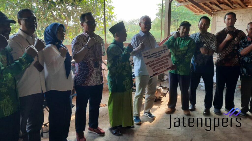 Petani Tebu Blora Terima Bantuan Traktor dari Bulog, Harapan Produktivitas Meningkat