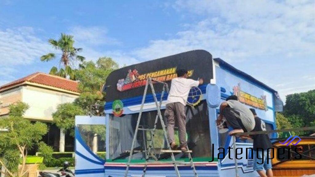 Dinrumkimhub Blora Hadirkan Posko Pelayanan Nataru Unik Berbentuk Bus di Alun-alun