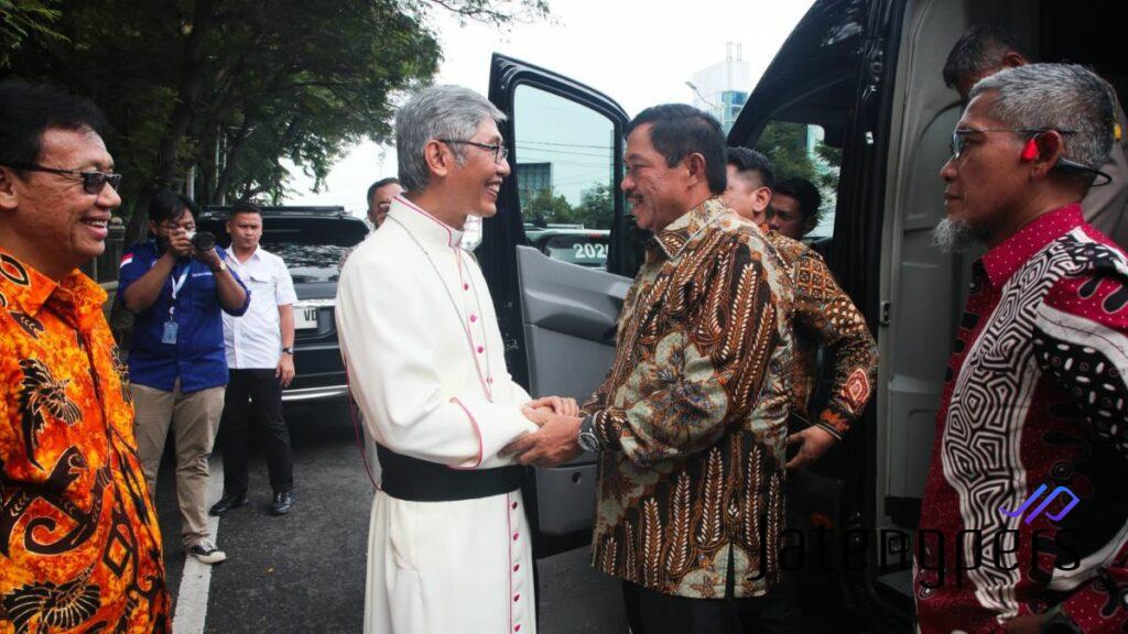 Nana Sudjana Kunjungi Jemaat Gereja Kristen Indonesia Gereformeerd Semarang di Hari Natal