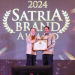 Pj Gubernur Jateng Nana Sudjana Terima Penghargaan Satria Leader Award 2024