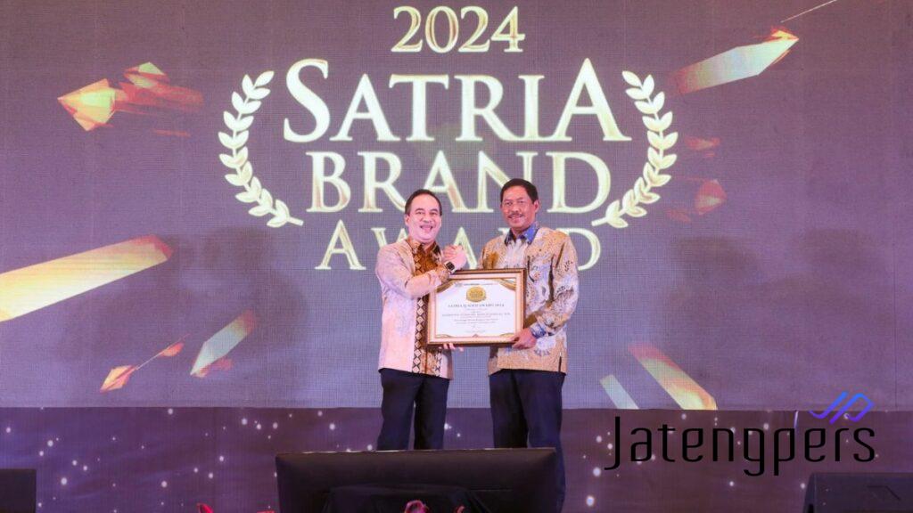 Pj Gubernur Jateng Nana Sudjana Terima Penghargaan Satria Leader Award 2024