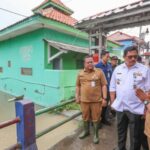 Pj Gubernur Jateng Tinjau Pengungsi Banjir di Brebes, Pastikan Layanan dan Logistik Aman