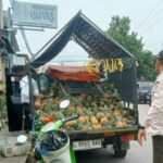 Satpol PP Rembang Tertibkan Pedagang Buah yang Sebabkan Kemacetan di Depan Pasar