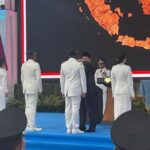 Presiden Prabowo Sematkan Tanda Pangkat kepada 6 Perwakilan Kepala Daerah