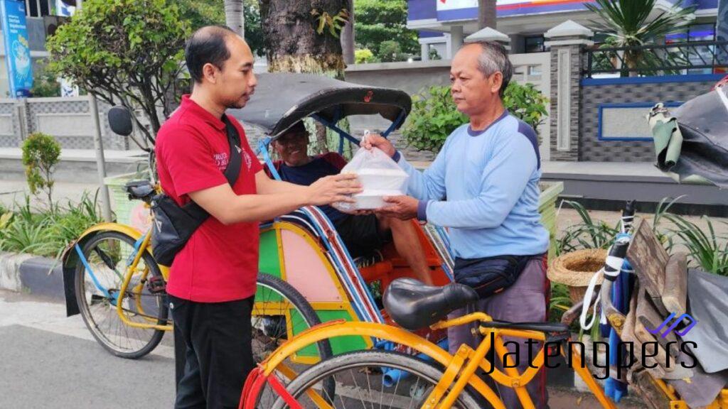 Edukasi Obat Sambil Berbagi Takjil, Apoteker Rembang Peduli Kesehatan Masyarakat