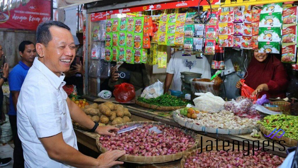 Hari Pertama Puasa, Bupati Kudus Sidak Pasar untuk Pastikan Harga Sembako Stabil