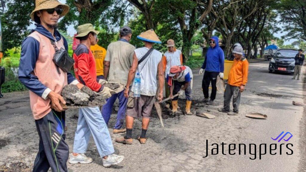 Jelang Mudik Lebaran, Jalan Berlubang di Tireman–Pamotan Mulai Ditambal