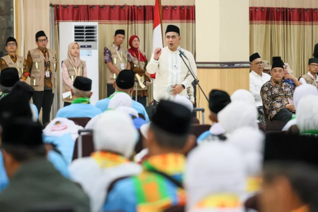 Wagub Taj Yasin Lepas Kloter Pertama Haji Jateng dari Embarkasi Solo